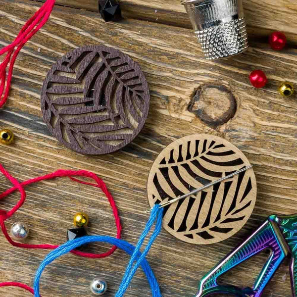 Circle Frond Magnetic Double Sided Needle Minder FLMH-046 by Wonderland Crafts