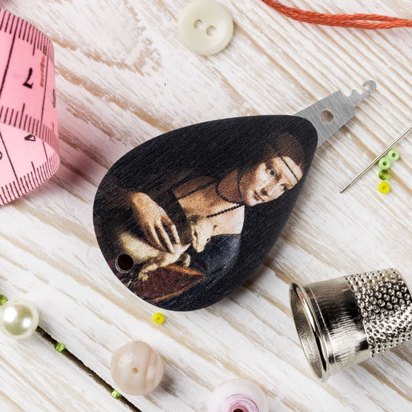 Lady with an Ermine Needle Threader FLNT-014 by Wonderland Crafts