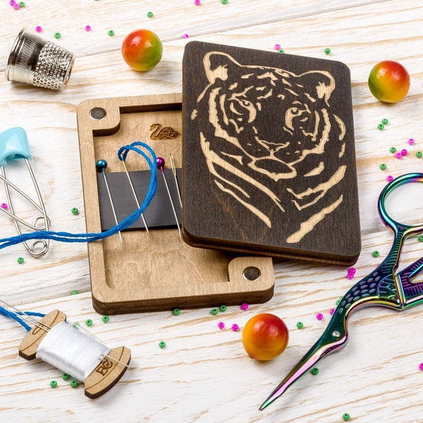 Tiger Magnetic Needle Case FLZB(N)-040 by Wonderland Crafts