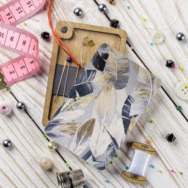 Feathers Magnetic Needle Case FLZB(N)-083 by Wonderland Crafts