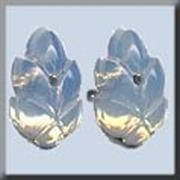 Mill Hill - Glass Treasures - 12304 Flower Petal White Opal